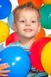 Junge spielt mit Luftballons Junge spielt mit Luftballons