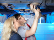 Foto: Motor mechanic explaining repair details to a female customer Motor mechanic explaining repair details to a female customer