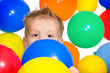 kleiner Junge schaut hinter Luftballons hervor kleiner Junge schaut hinter Luftballons hervor
