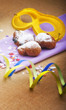 Maschera di carnevale con frittelle e coriandoli