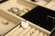Coeur en nacre et autres bijoux dans un coffret