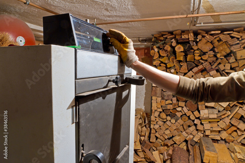 Foto: Holzheizung bedienen Holzheizung bedienen