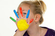 Kind malt mit Fingerfarben