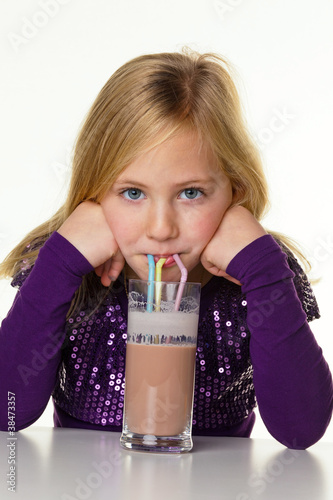 Photo: Kleines Kind trinkt heisse Schokolade Kleines Kind trinkt heisse Schokolade