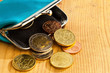 Geldbörse mit Münzen. Schulden und Armut
