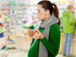schwangere frau krank in der apotheke