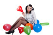 Frau mit Luftballon sitzt auf dem Boden