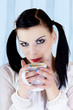 Frau beim Kaffee trinken