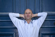 Foto: Homme, jeune, heureux, joue, zen, content, chauve Homme, jeune, heureux, joue, zen, content, chauve