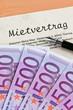 Euro Geldscheine und Mietvertrag