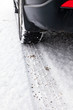 Spuren von Winterreifen im Schnee