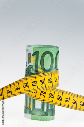 Foto: Symbol Sparpaket mit Euro Geldschein Symbol Sparpaket mit Euro Geldschein