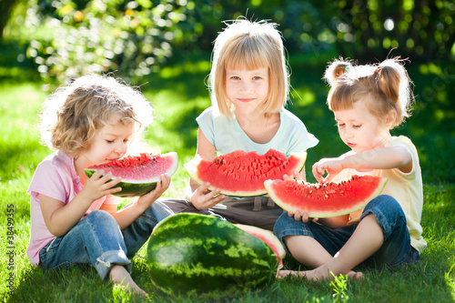 Foto: Children having picnic Children having picnic
