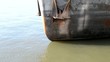 Rostiger Rumpf eines Frachtschiffes mit Klippanker