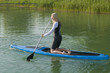 sportliche Frau auf dem Board