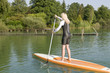stehend auf dem Wasser unterwegs