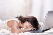 Junge Frau auf dem Bett ist am Laptop eingeschlafen Junge Frau auf dem Bett ist am Laptop eingeschlafen