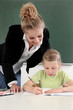 Lehrerin überprüft die Hausaufgaben
