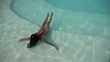 Frau entspannt im Wasser