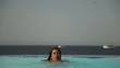 Frau hat Spaß im Pool