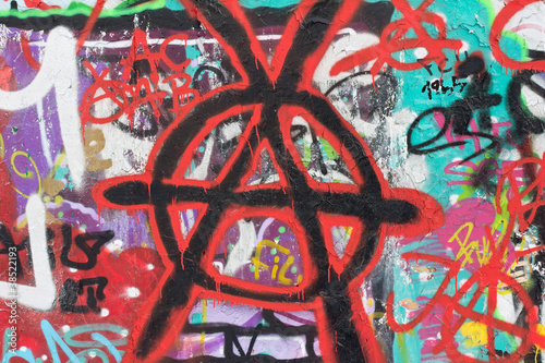 Photo: Graffiti Wand mit Arnachie Zeichen bemalt Graffiti Wand mit Arnachie Zeichen bemalt