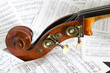 Contrabbasso su spartiti musicali