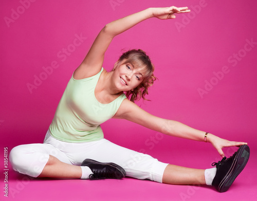 Foto: woman stretching woman stretching