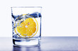Wasserglas mit Zitrone