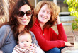 Foto: two beautiful girls with a baby outdoor two beautiful girls with a baby outdoor