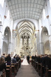 brautpaar am traualtar in der kirche