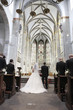 brautpaar am traualtar in der kirche