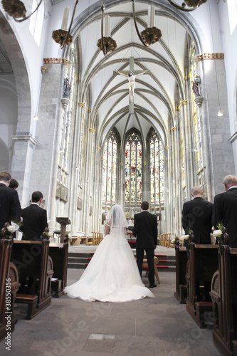 Photo: brautpaar am traualtar in der kirche brautpaar am traualtar in der kirche