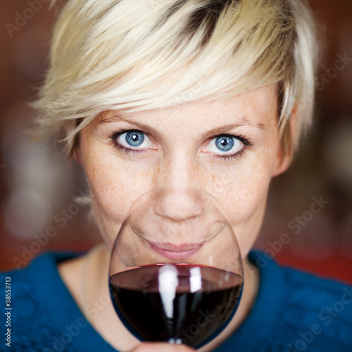 Photo: blaue augen und rotwein blaue augen und rotwein