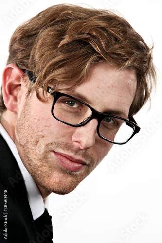 Photo: jeune modèle blond portant lunettes jeune modèle blond portant lunettes