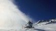 Schneekanone vor Bergpanorama Schneekanone vor Bergpanorama