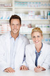 zwei apotheker in der apotheke