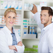 zwei apotheker bei der arbeit
