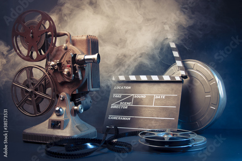 Foto: old film projector and movie objects old film projector and movie objects