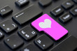 Touche coeur rose sur un clavier d'ordinateur Touche coeur rose sur un clavier d'ordinateur