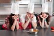 Foto: Three Chefs Staring At A Pan Of Carrots Three Chefs Staring At A Pan Of Carrots