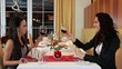 Zwei Frauen beim gemeinsamen Dinner Zwei Frauen beim gemeinsamen Dinner