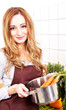 Frau kocht Gesund