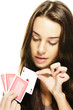 junge schöne frau wählt eine poker karte
