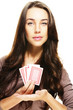 schöne frau präsentiert poker karten auf weissem hintergrund