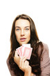 schöne frau mit poker karten auf weissem hintergrund