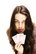 schöne frau spielt poker auf weissem hintergrund
