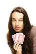 junge frau beim poker spielen auf weissem hintergrund