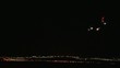 Flugzeug landet in der Nacht auf der Landebahn