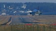 Video: Flugzeug landet auf der Landebahn Flugzeug landet auf der Landebahn