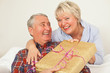 Foto: Seniorin mit einem geschenk Seniorin mit einem geschenk